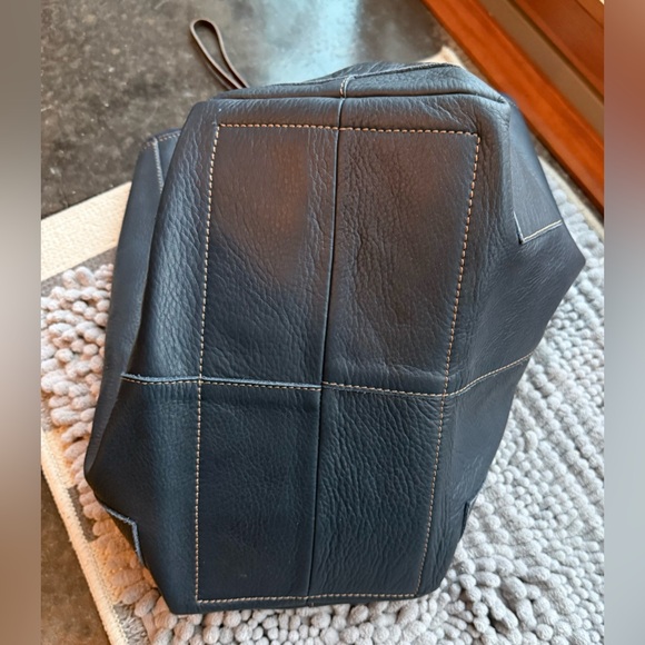 NWOT Peter Kent, Argentina, pebbled navy blue leather, brown strap, zipper pull - Picture 8 of 16